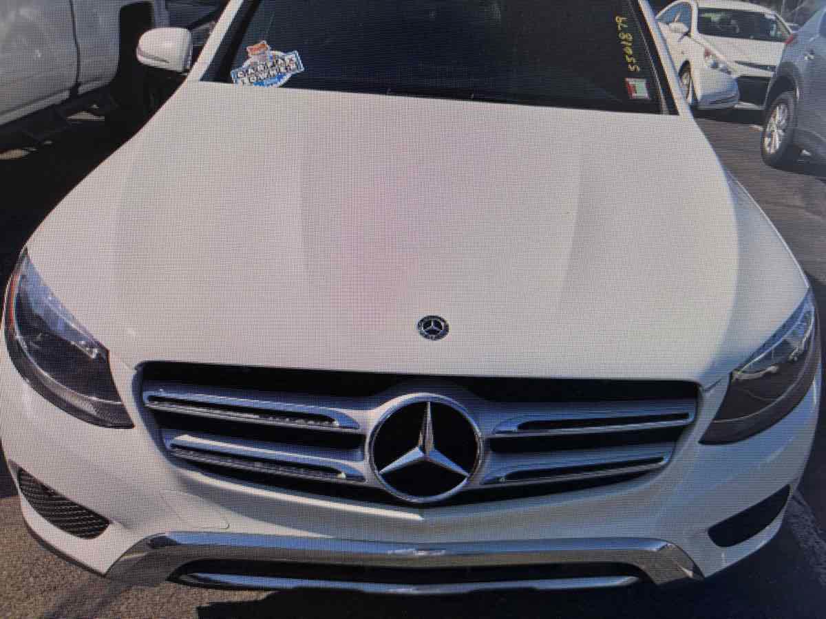 Used 2018 Mercedes-Benz GLC 300 4MATIC w/ Premium Package image 4