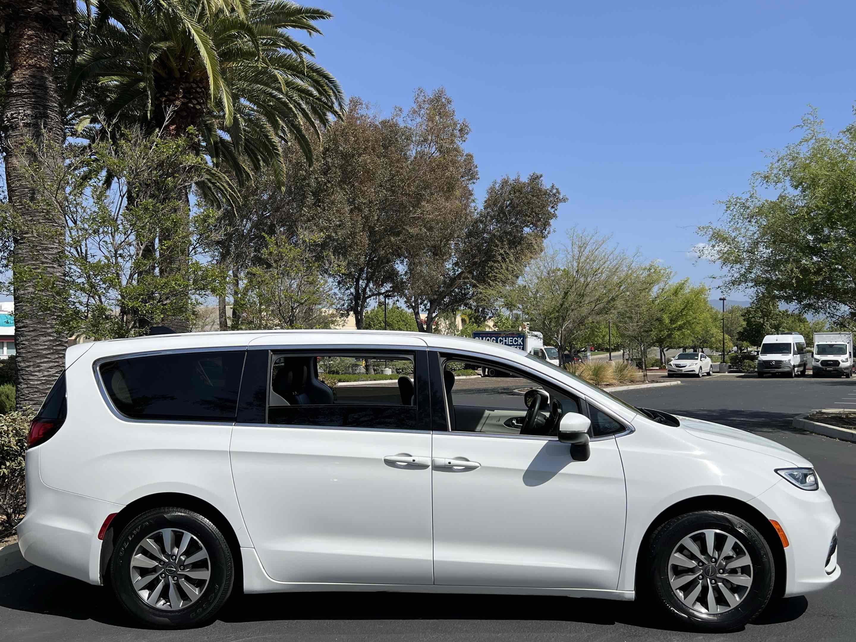 Used 2023 Chrysler Pacifica Touring-L FWD image 20