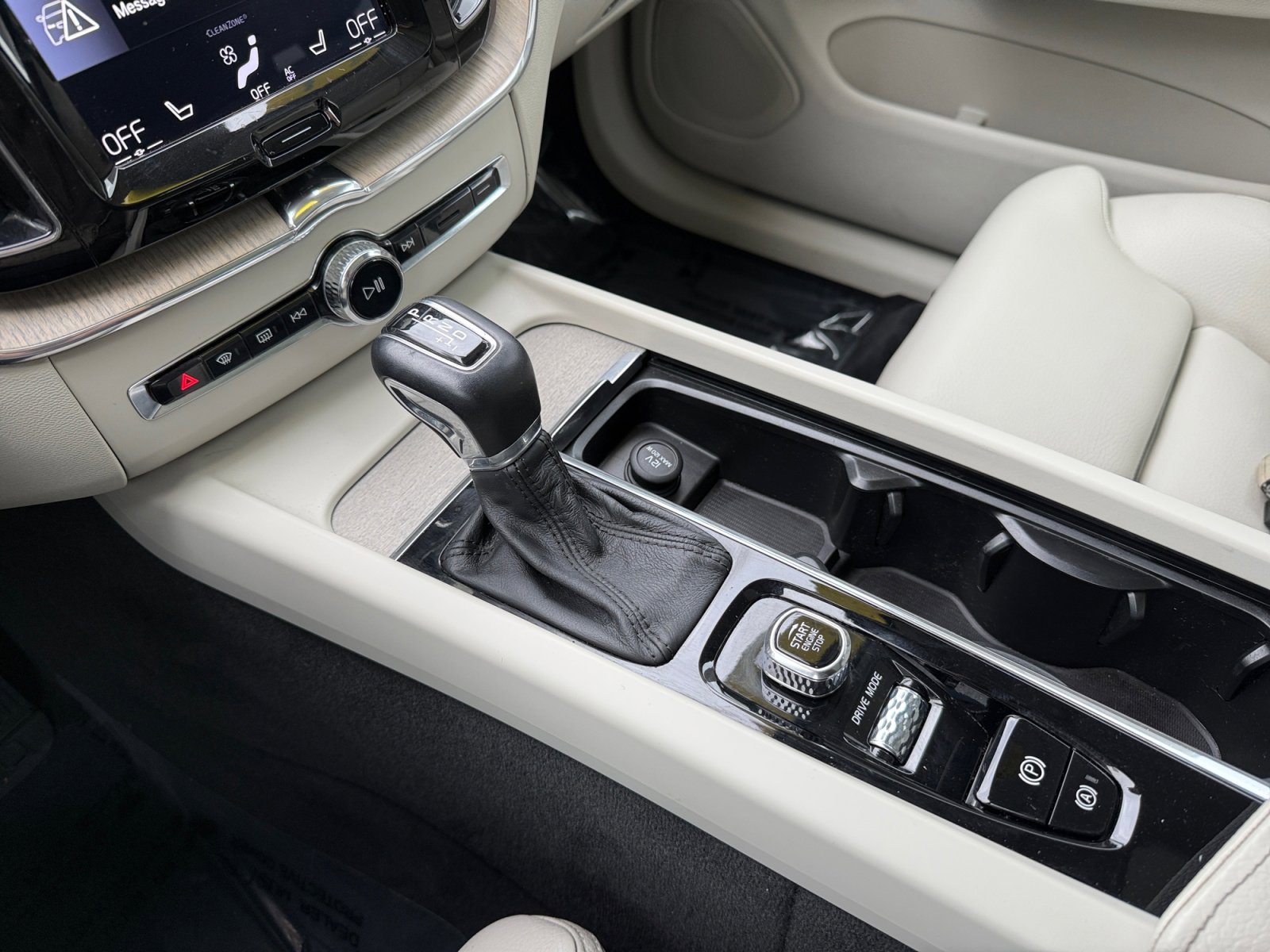 Used 2018 Volvo XC60 T5 Inscription w/ Convenience Package image 13