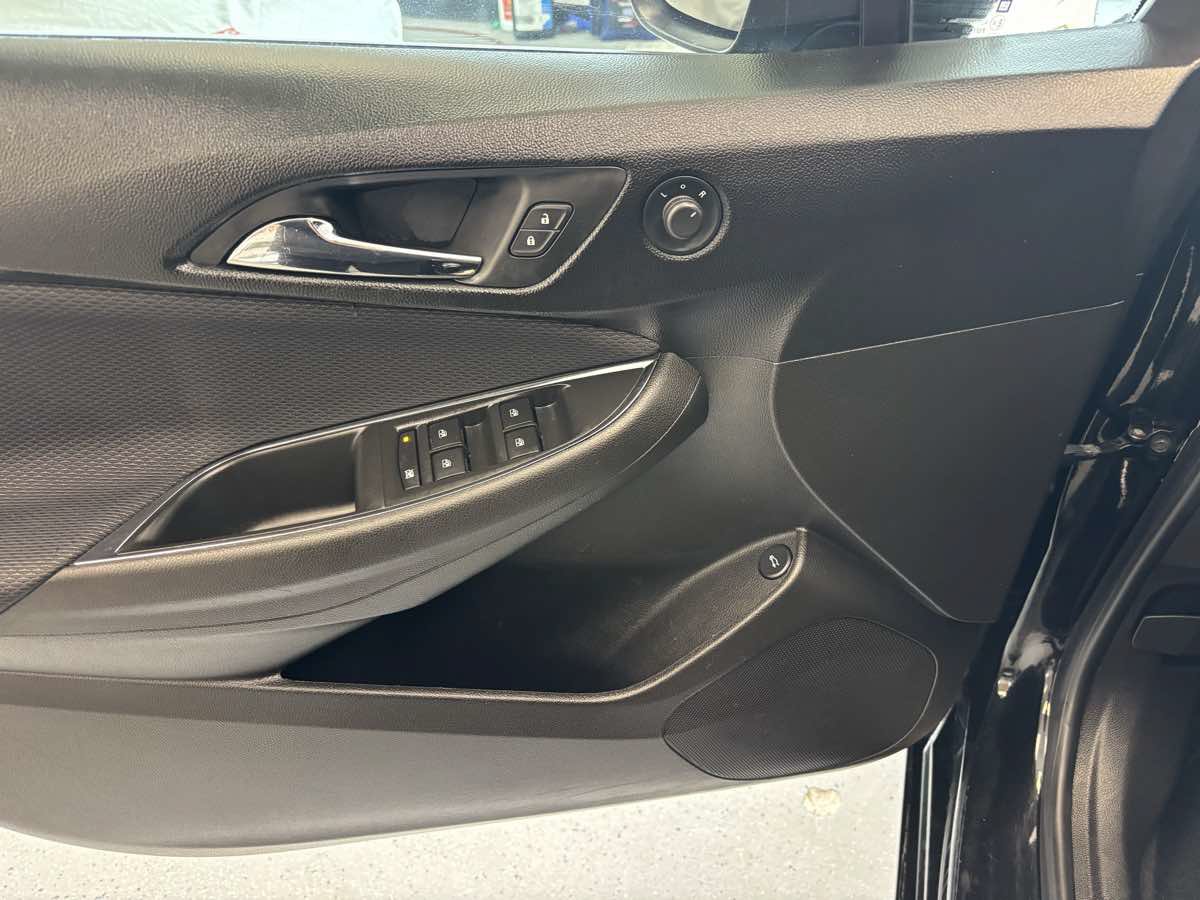 Used 2018 Chevrolet Cruze LS FWD image 18