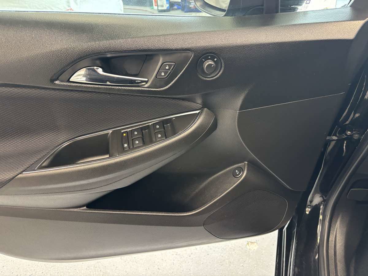 Used 2018 Chevrolet Cruze LS FWD image 18