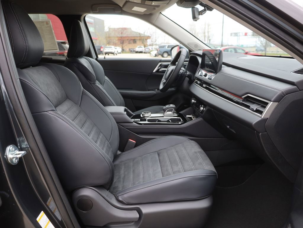 New 2025 Mitsubishi Outlander SE image 13