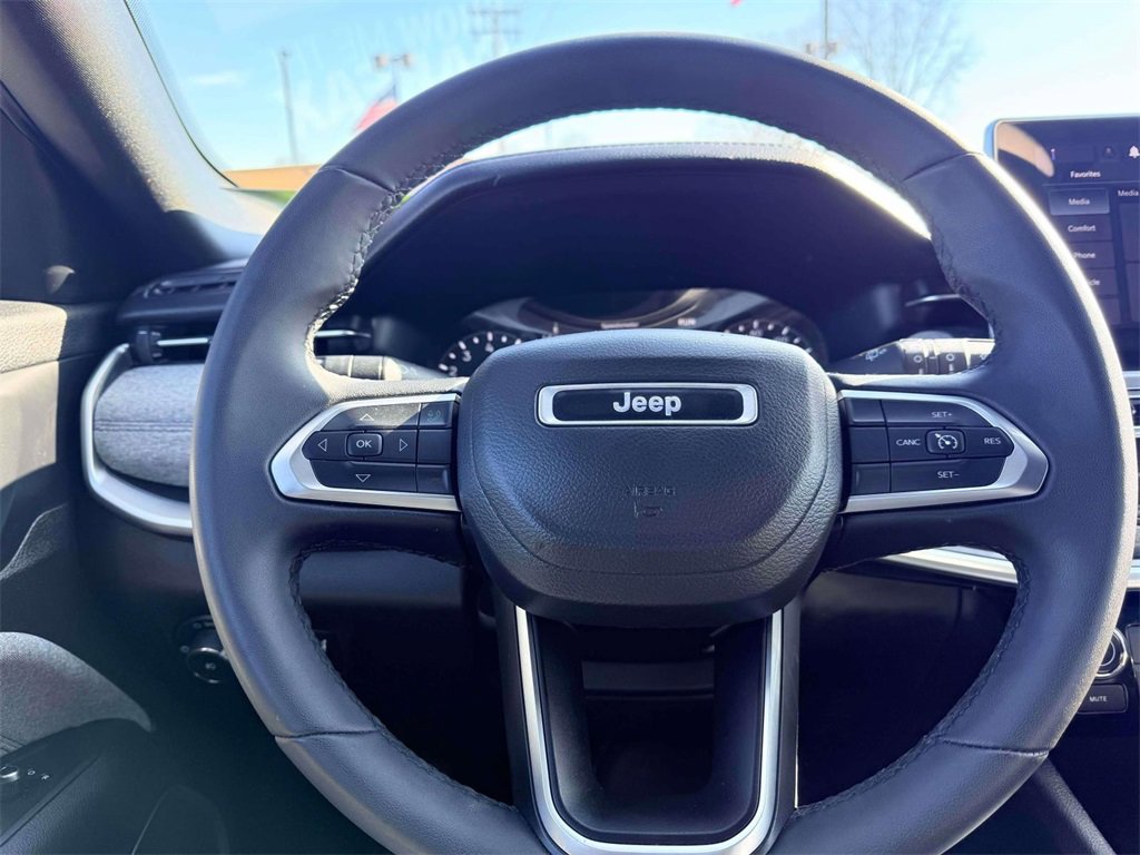 Used 2024 Jeep Compass Latitude image 17