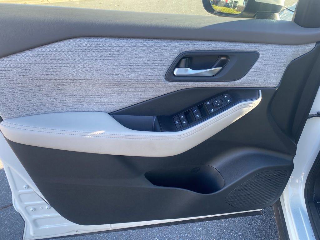 Used 2023 Nissan Rogue SV image 10