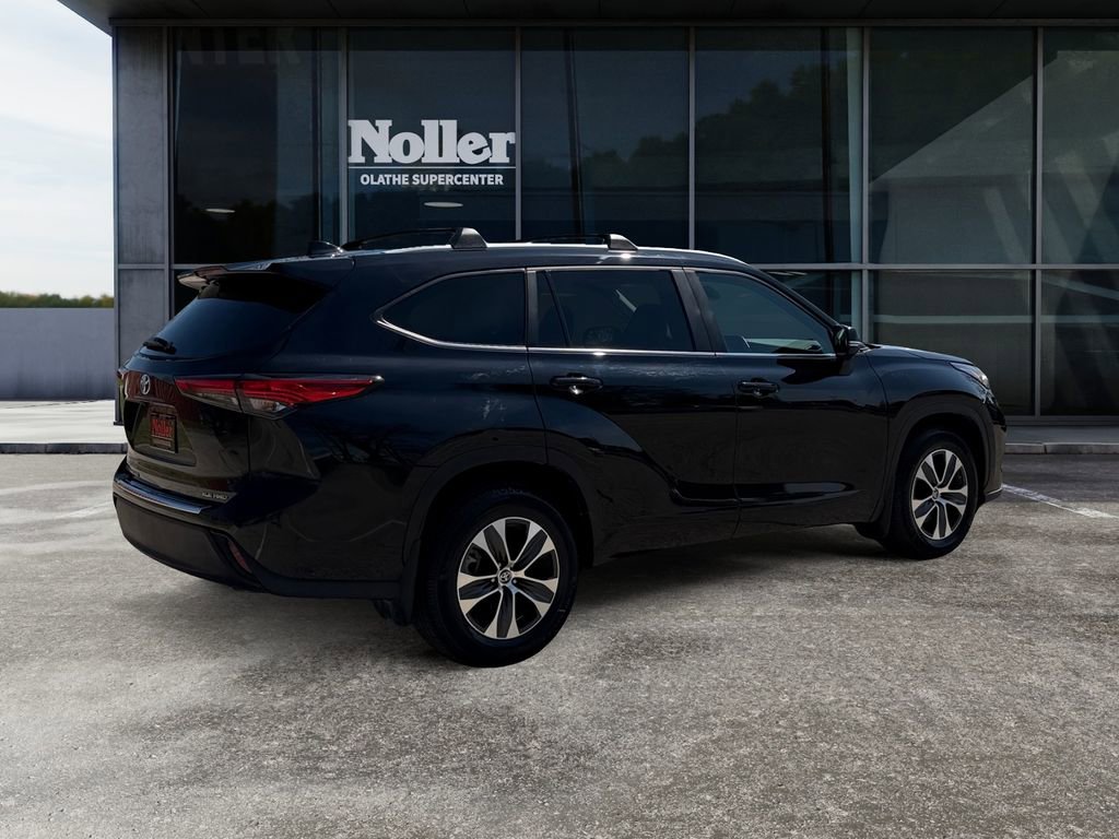 Used 2023 Toyota Highlander XLE image 2