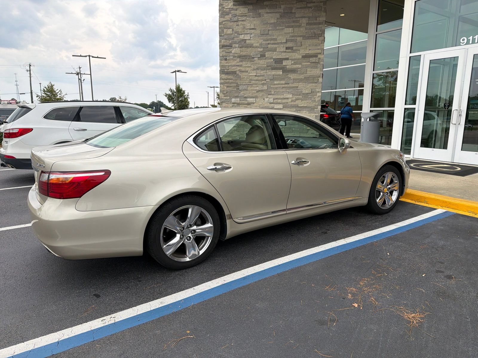 Used 2011 Lexus LS 460 w/ Comfort Pkg RWD image 6