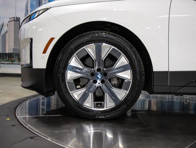 Used 2024 BMW iX xDrive50 w/ Premium Package AWD/4WD image 5