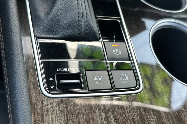 Used 2025 Toyota Sienna Limited image 35