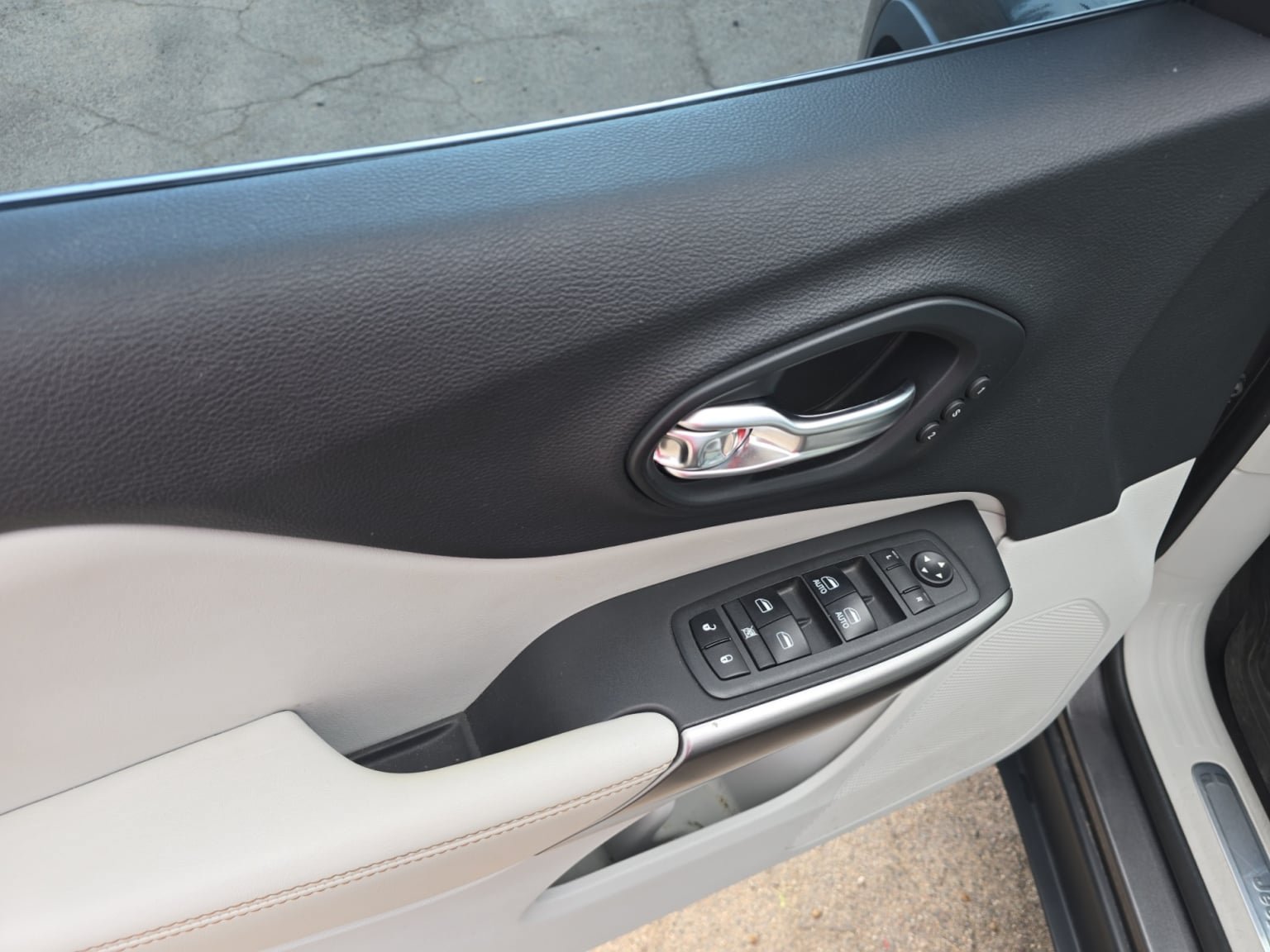 Used 2019 Jeep Cherokee Limited FWD image 11