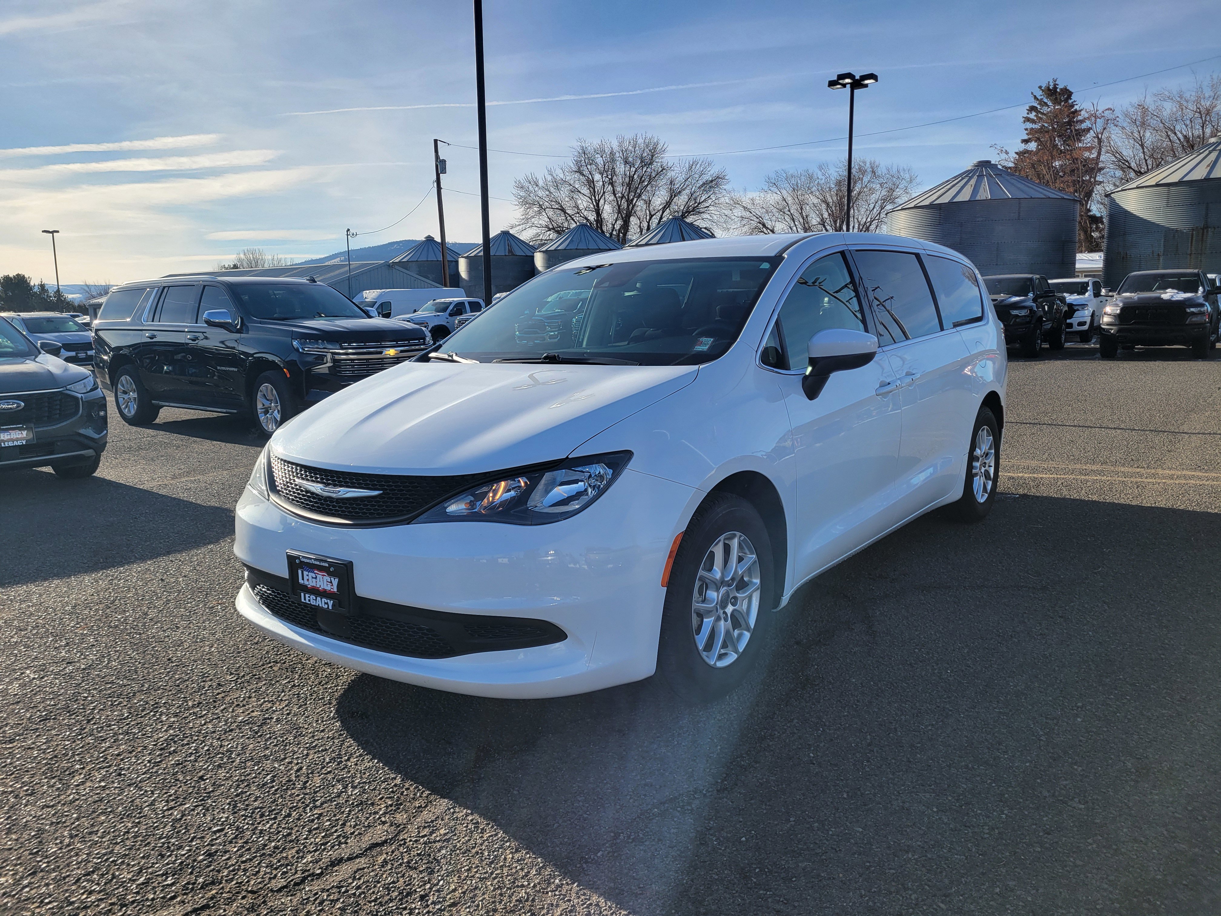 Used 2023 Chrysler Voyager LX image 12