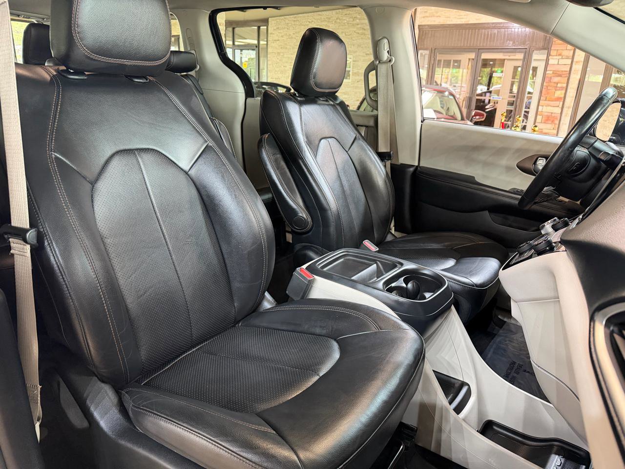 Used 2019 Chrysler Pacifica Touring-L image 11