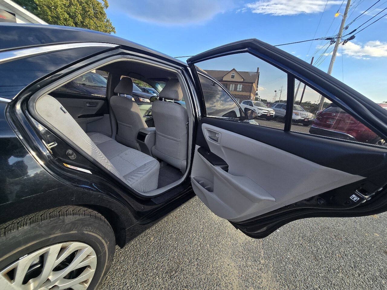 Used 2017 Toyota Camry LE FWD image 34