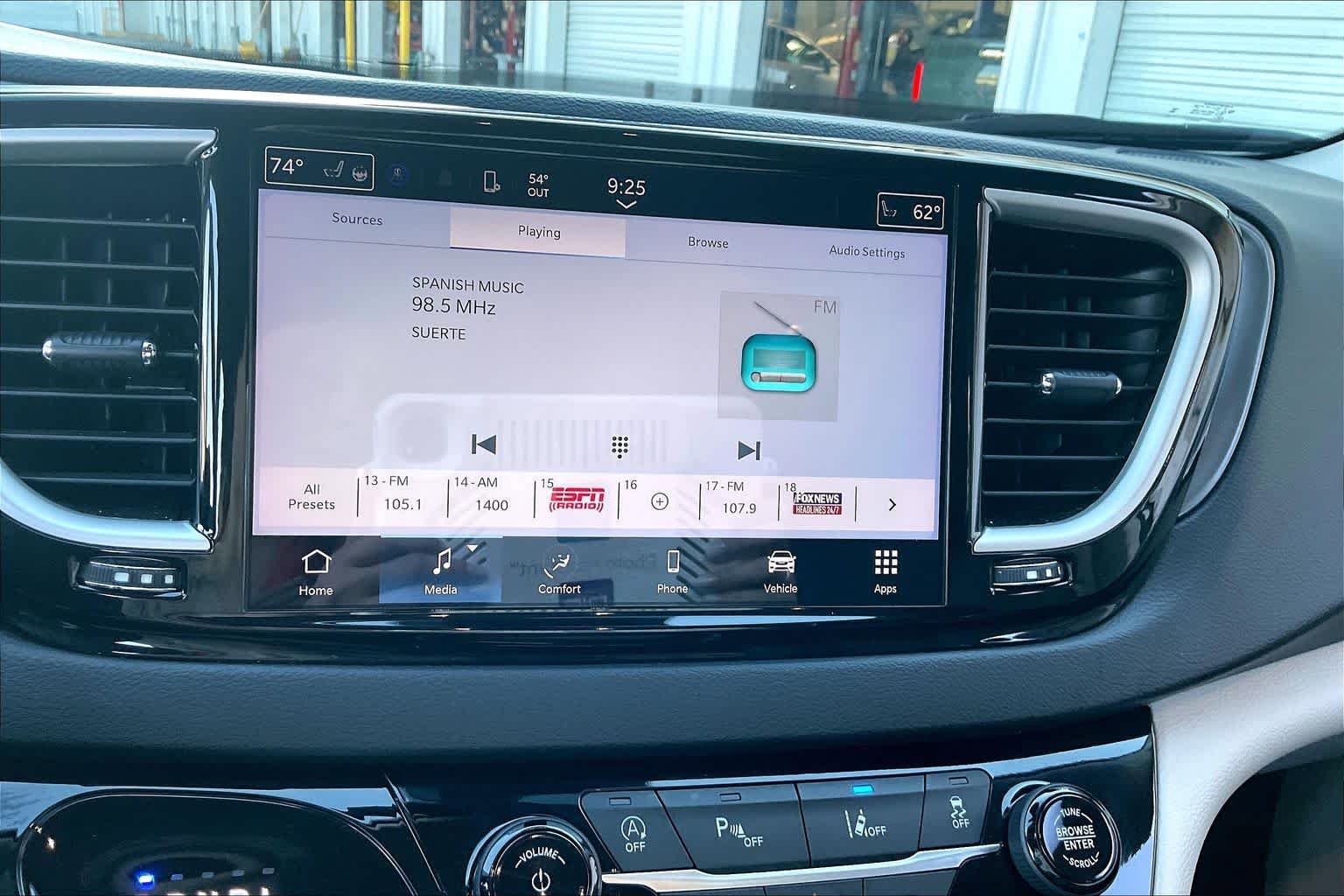 Used 2024 Chrysler Pacifica Touring-L image 31