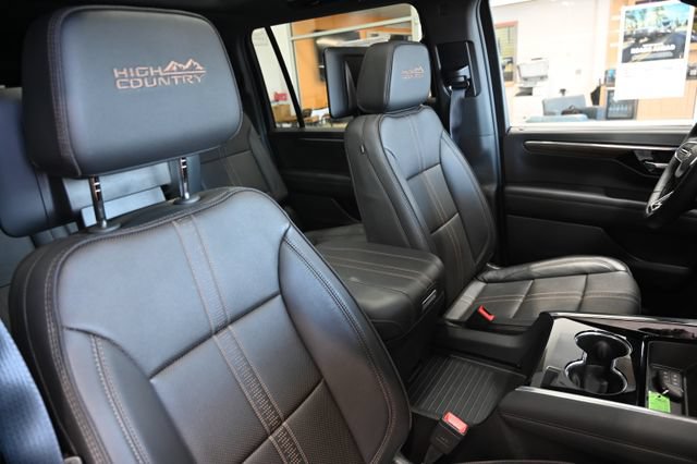 Used 2025 Chevrolet Suburban High Country AWD/4WD image 10