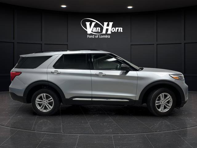 Used 2023 Ford Explorer XLT AWD/4WD image 2