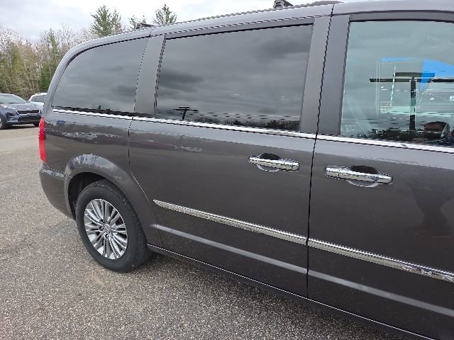 Used 2016 Chrysler Town & Country Touring-L FWD image 12