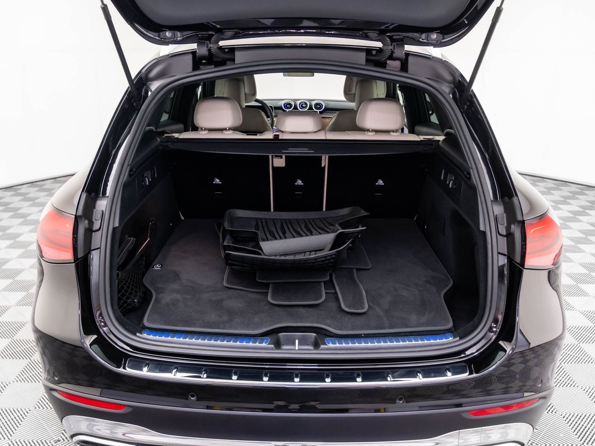 Used 2025 Mercedes-Benz GLC 350e 4MATIC image 29