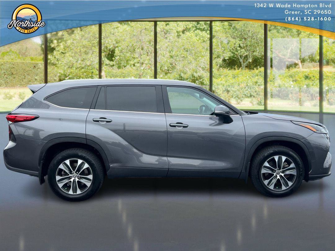 Used 2021 Toyota Highlander XLE AWD/4WD image 23