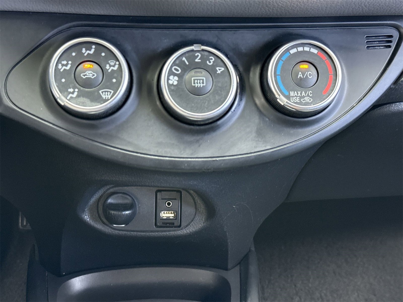 Used 2015 Toyota Yaris LE image 26