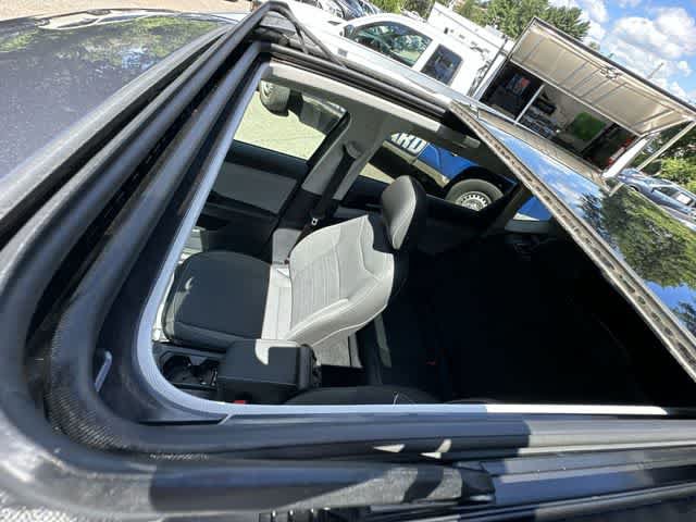 Used 2023 Volkswagen Taos SE w/ Panoramic Sunroof Package AWD/4WD image 6