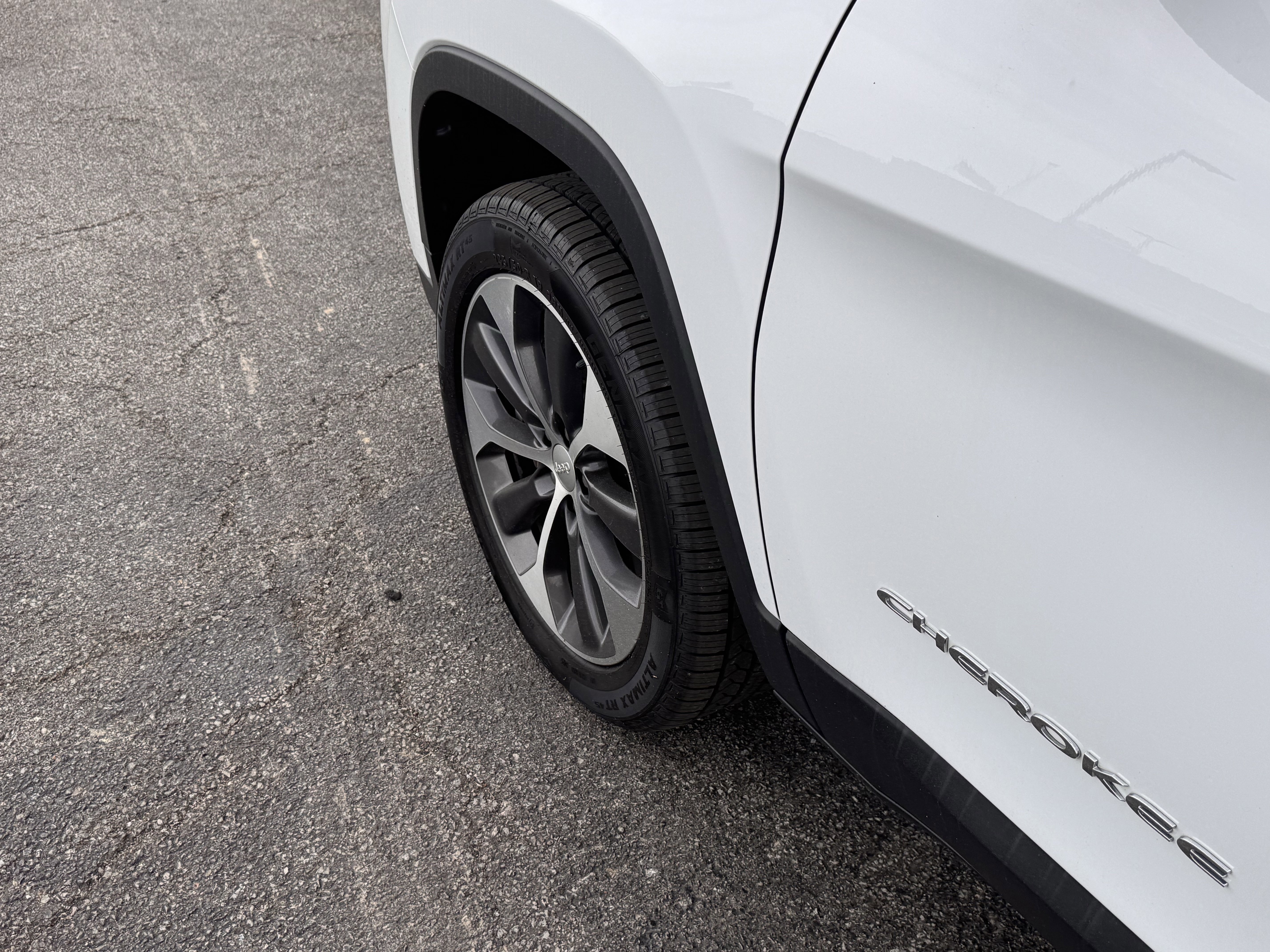 Used 2022 Jeep Cherokee Limited w/ Elite Package AWD/4WD image 33