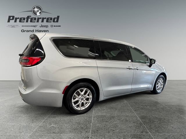 Used 2024 Chrysler Pacifica Touring-L FWD image 14
