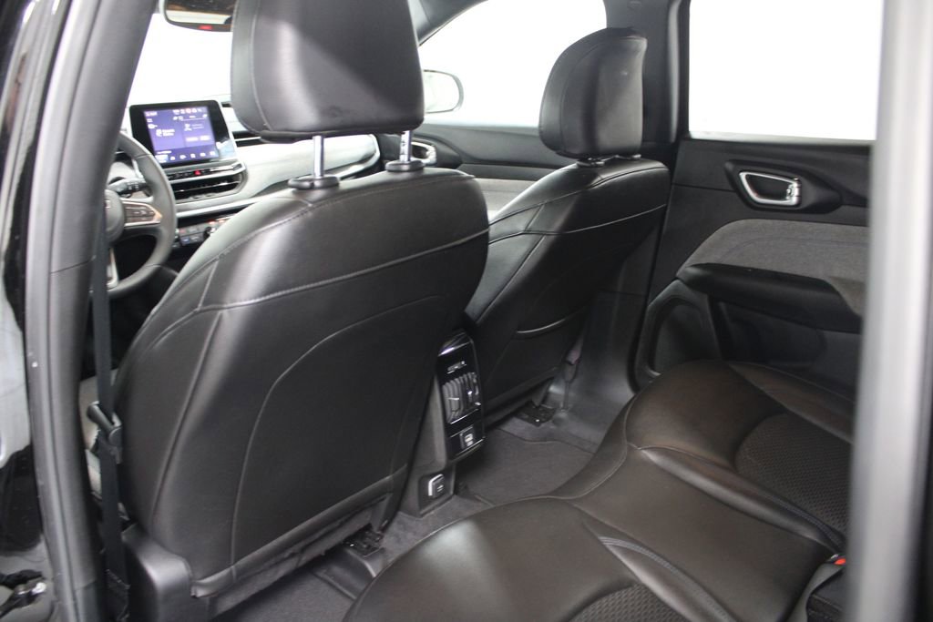 Used 2025 Jeep Compass Latitude AWD/4WD image 23