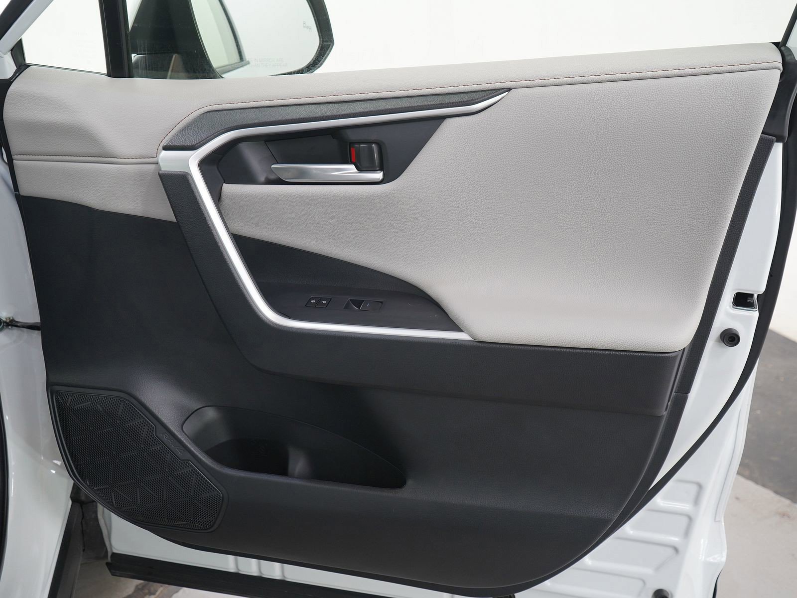 Used 2025 Toyota RAV4 Limited w/ Advanced Technology Package AWD/4WD image 9