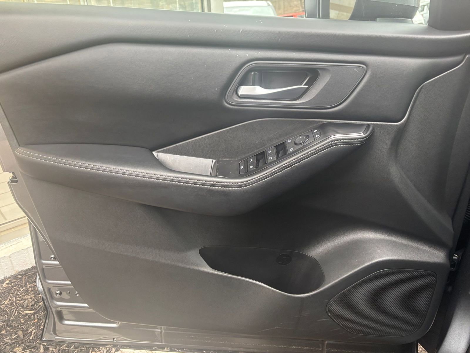 Used 2025 Nissan Rogue SV image 18