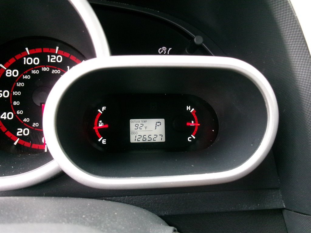 Used 2009 Pontiac Vibe w/ Preferred Package FWD image 32