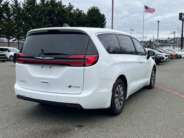 Used 2024 Chrysler Pacifica Select image 12