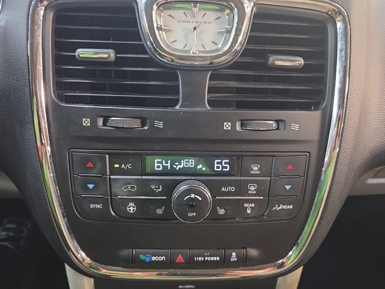 Used 2015 Chrysler Town & Country Limited Platinum FWD image 26