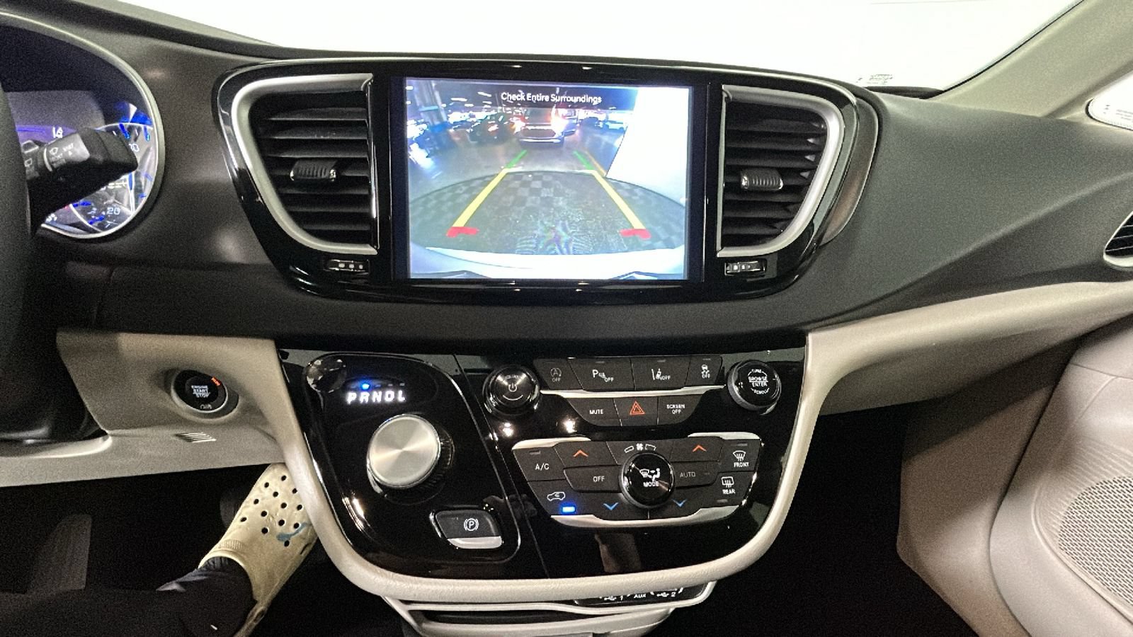Used 2024 Chrysler Pacifica Touring-L FWD image 27