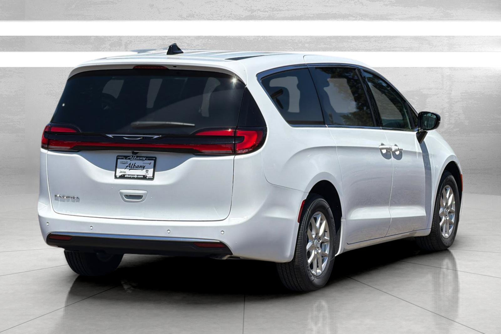 New 2027 Chrysler Pacifica Select FWD image 5