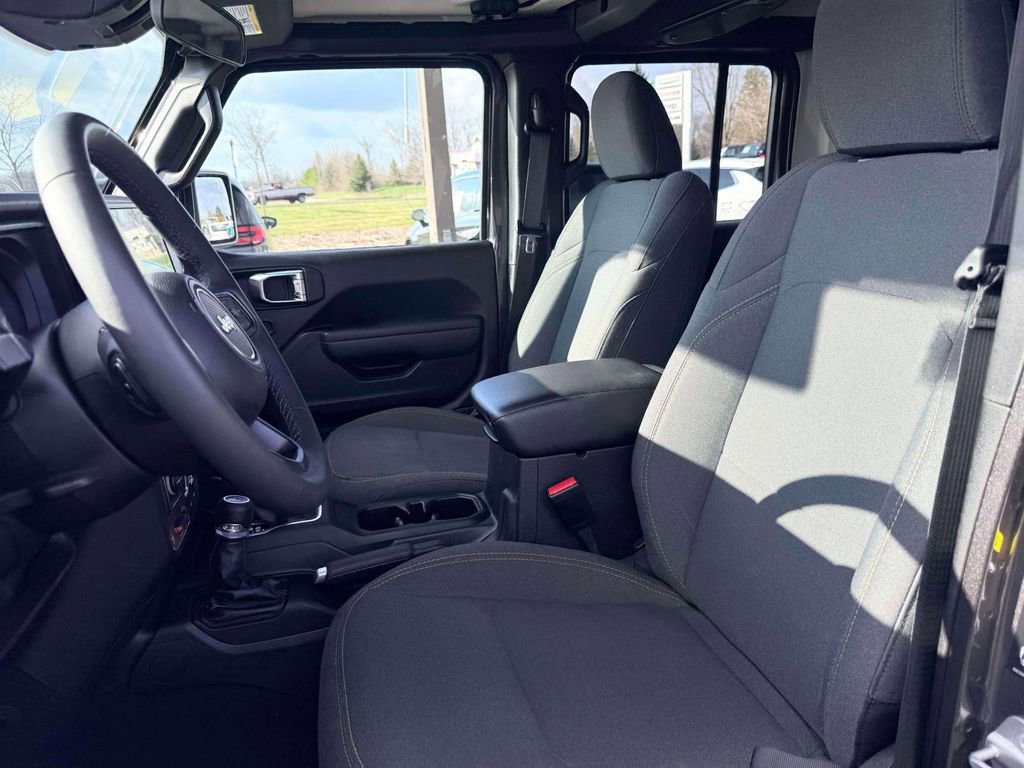 Used 2025 Jeep Wrangler Willys AWD/4WD image 14