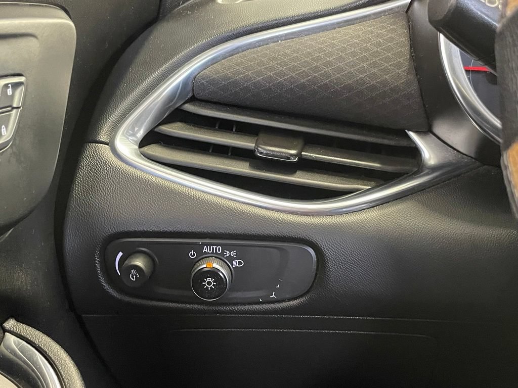 Used 2021 Chevrolet Malibu LT FWD image 13