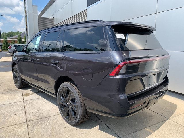 New 2027 Lincoln Navigator Reserve w/ Jet Appearance Package AWD/4WD image 3