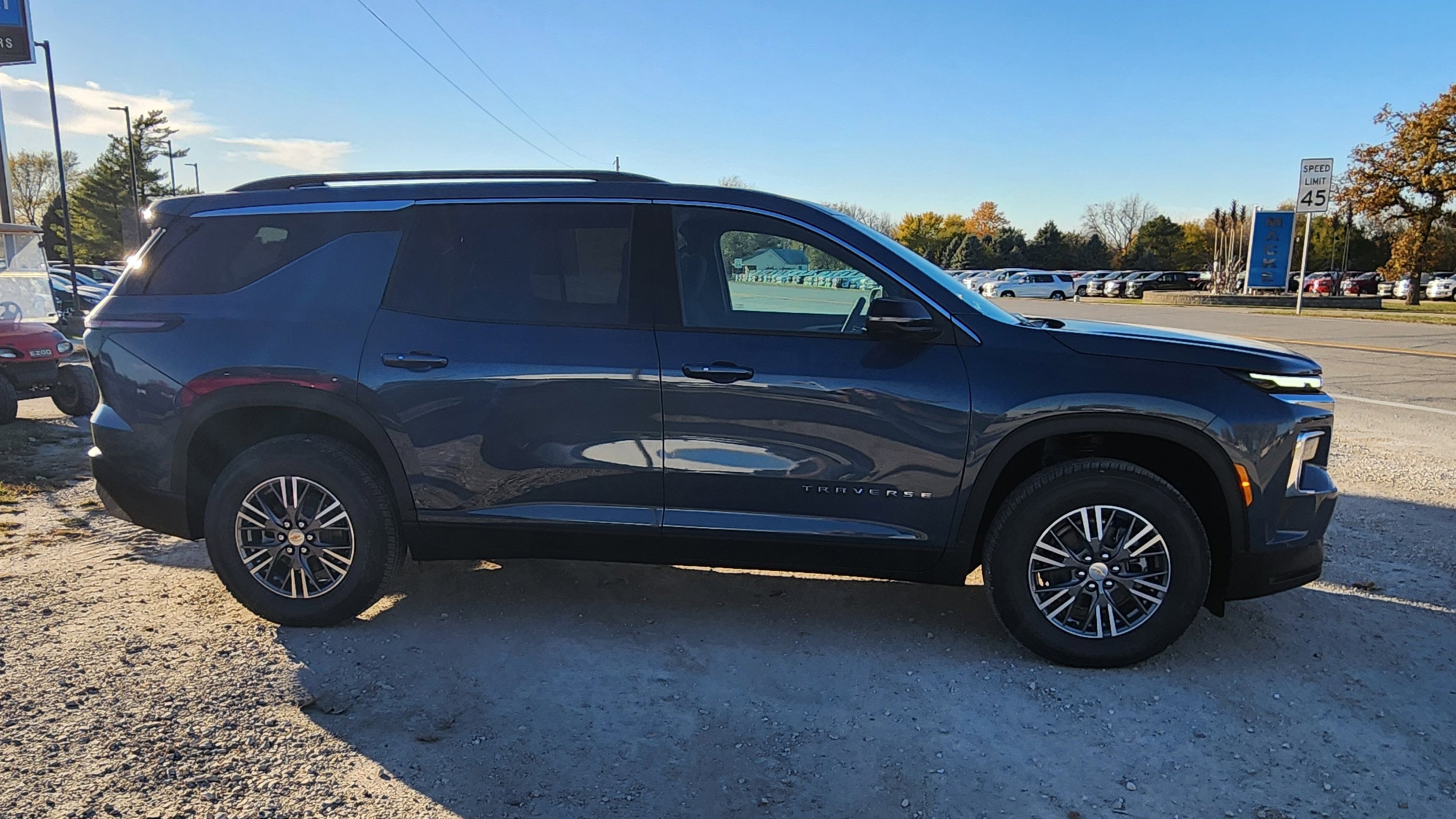New 2026 Chevrolet Traverse LT image 4