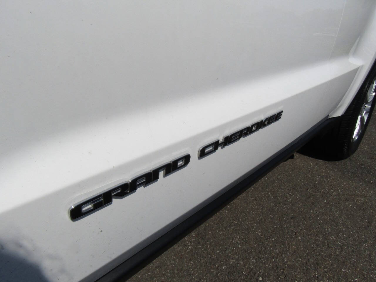 Used 2021 Jeep Grand Cherokee Laredo AWD/4WD image 29