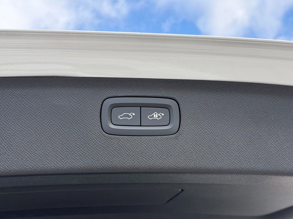 New 2026 Volvo XC90 B6 Plus w/ Protection Package Premier image 15
