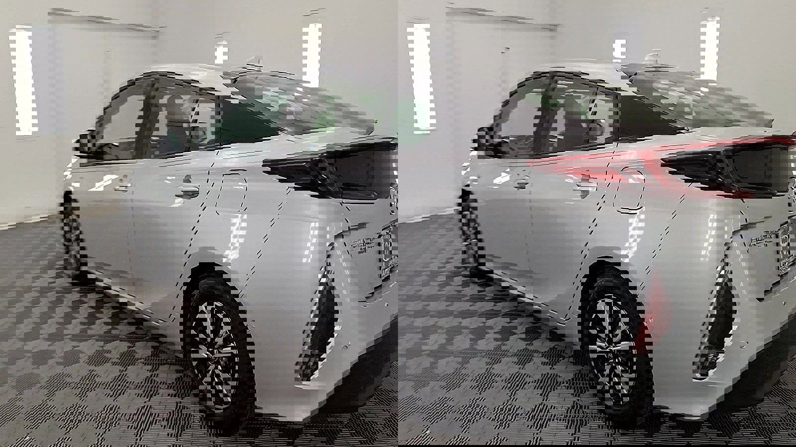 Used 2018 Toyota Prius Prime Advanced image 2