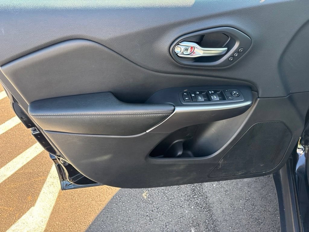Used 2019 Jeep Cherokee Limited AWD/4WD image 13
