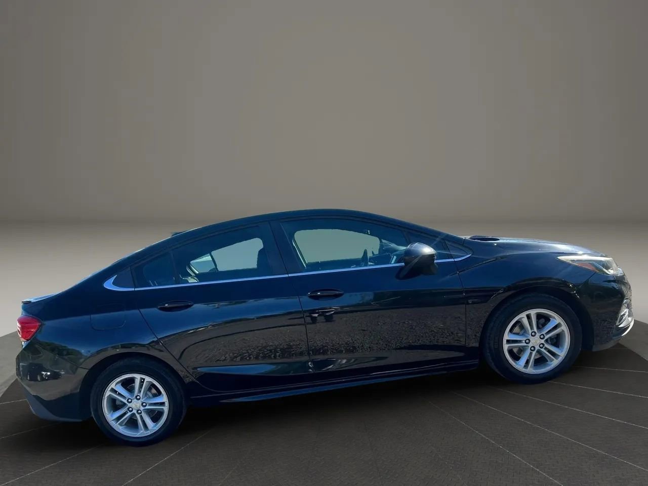 Used 2017 Chevrolet Cruze LT w/ Convenience Package FWD image 4