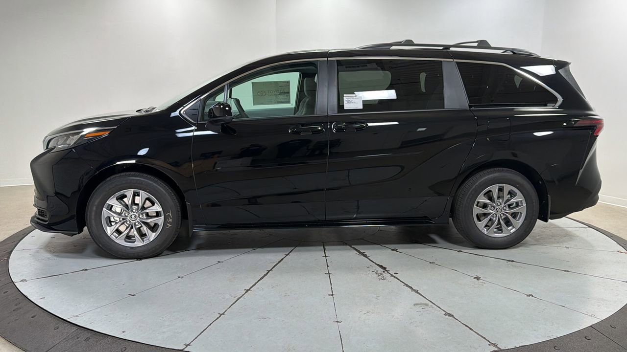 New 2026 Toyota Sienna LE image 8