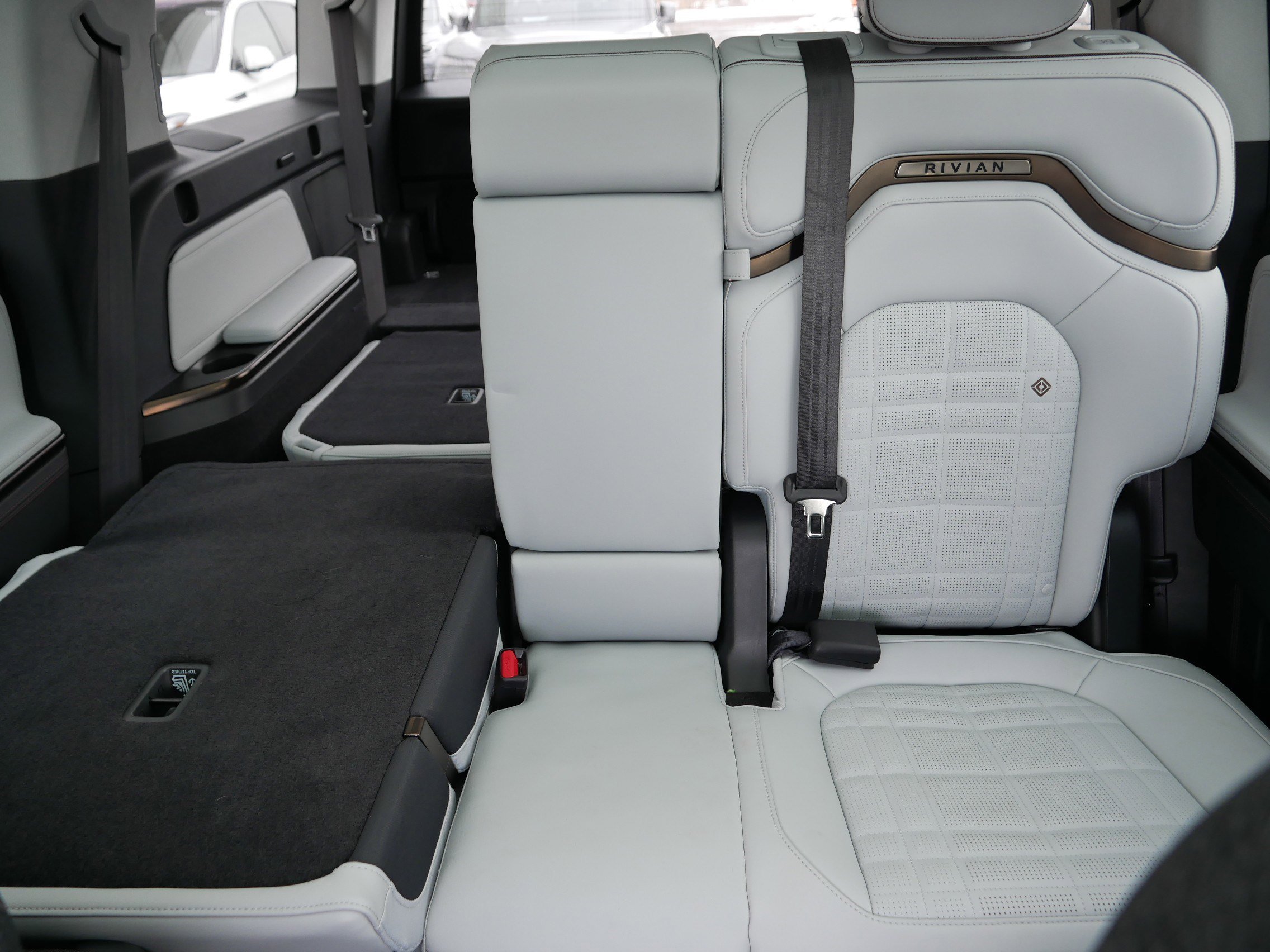 Used 2026 Rivian R1S Premium image 13