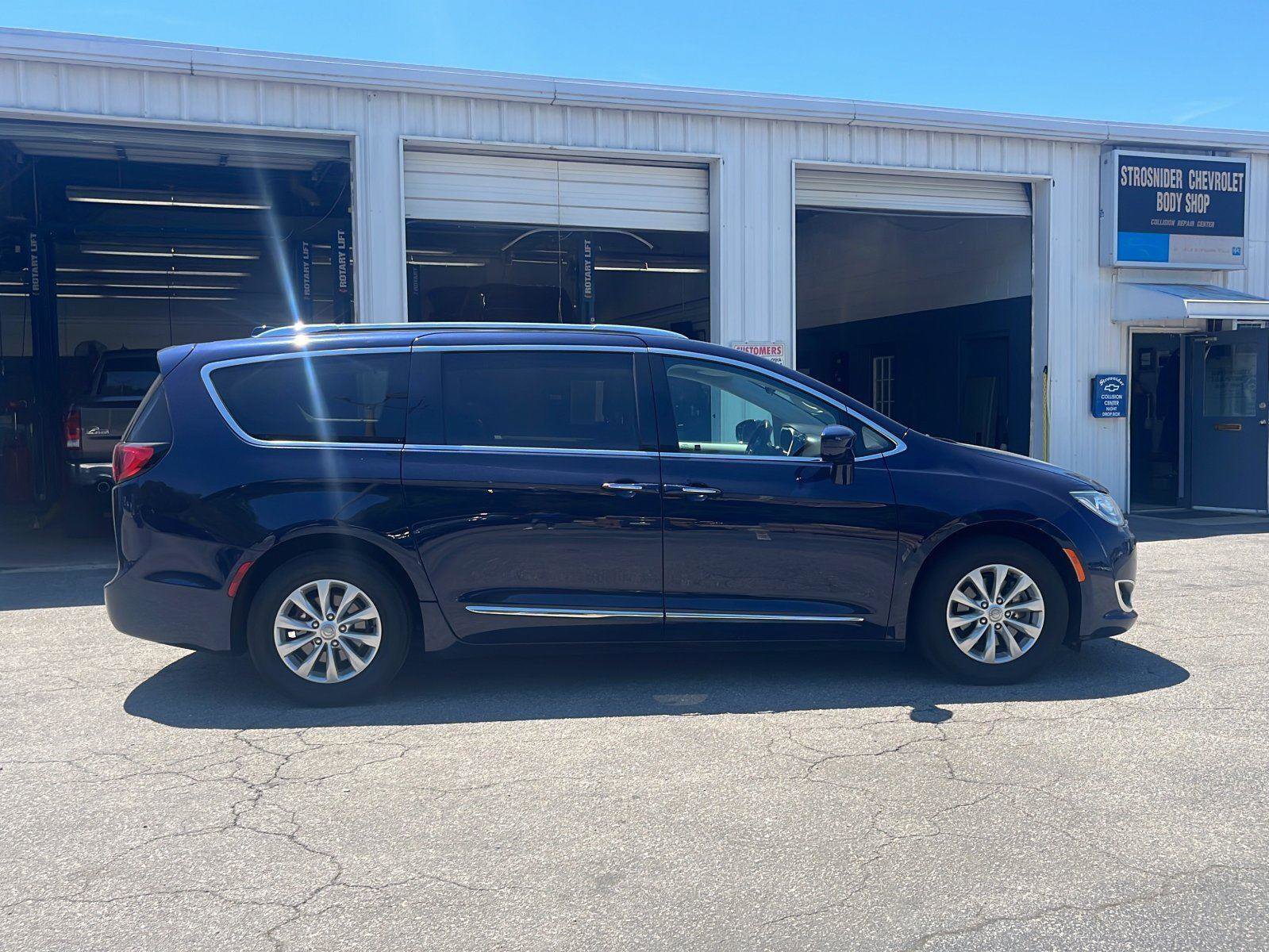Used 2018 Chrysler Pacifica Touring-L FWD image 6