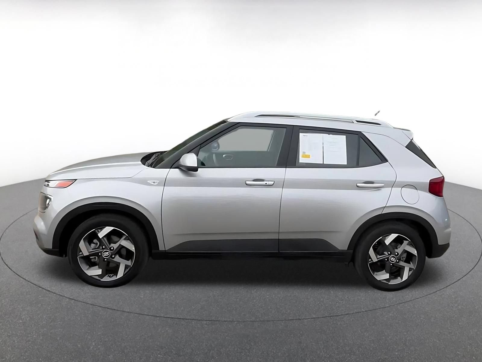 Used 2025 Hyundai Venue SEL FWD image 9