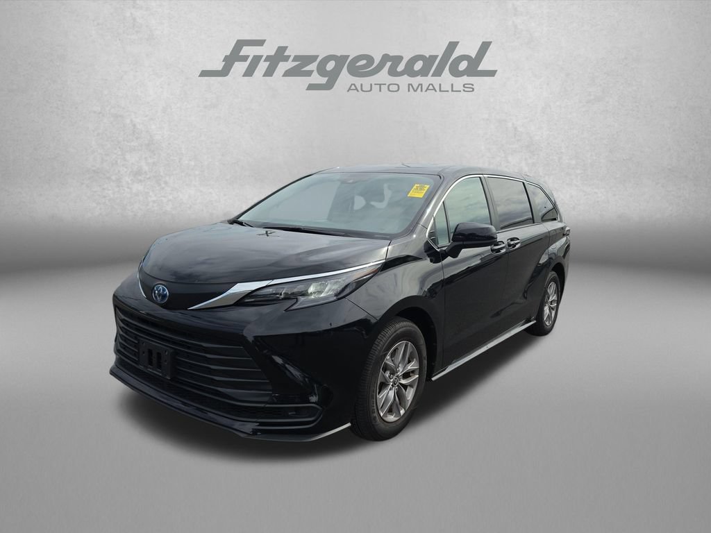 Used 2025 Toyota Sienna LE FWD image 3