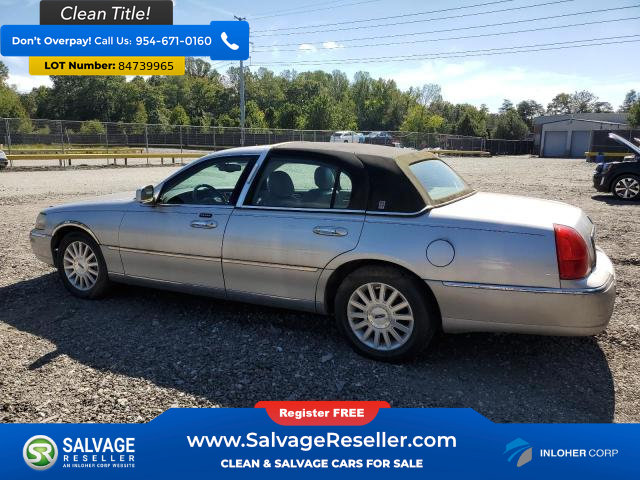 Used 2003 Lincoln Town Car Signature RWD image 3