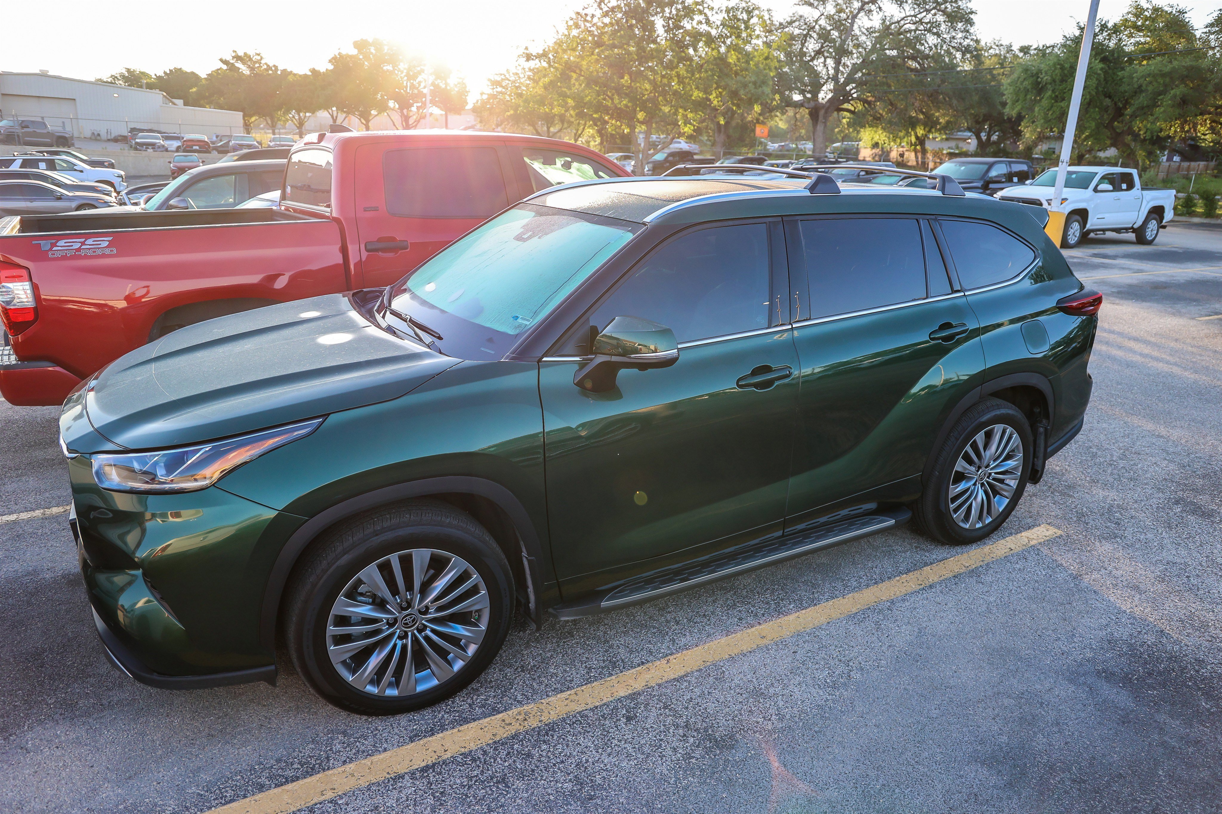 Used 2025 Toyota Highlander Platinum AWD/4WD image 4